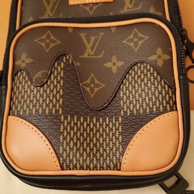 LOUIS VUITTON(ルイヴィトン)の5/17まで期間限定値下げ　ルイヴィトン×NIGO アマゾンスリングバッグ メンズのバッグ(ショルダーバッグ)の商品写真