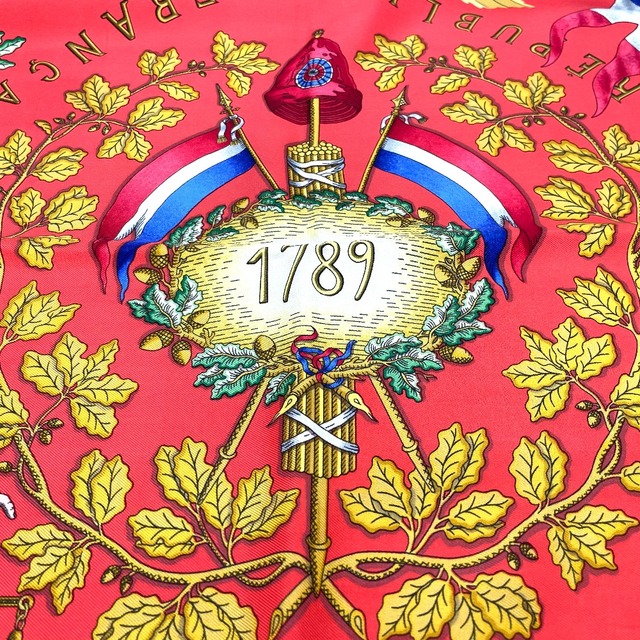 Hermes(エルメス)のエルメス HERMES LIBERTE EGALITE FRATERNITE REPUBLIQUE FRANCAISE カレ90 1789年 フランス革命を記念して スカーフ シルク100% ブラック×レッド レディースのファッション小物(バンダナ/スカーフ)の商品写真