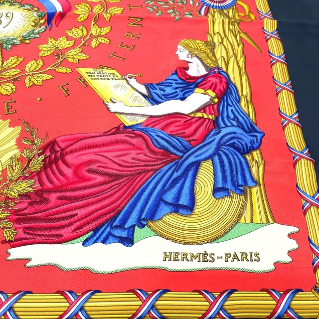 Hermes(エルメス)のエルメス HERMES LIBERTE EGALITE FRATERNITE REPUBLIQUE FRANCAISE カレ90 1789年 フランス革命を記念して スカーフ シルク100% ブラック×レッド レディースのファッション小物(バンダナ/スカーフ)の商品写真