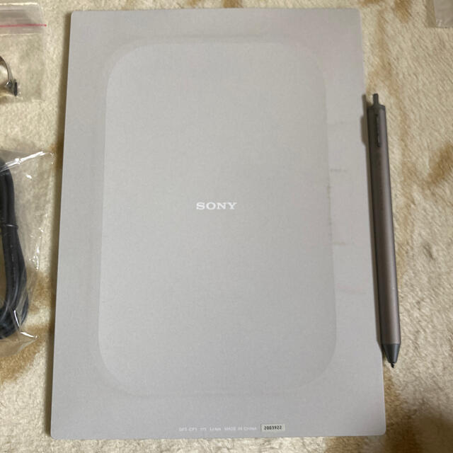 SONY(ソニー)のSONY DIGITAL PAPER デジタルペーパー DPT-CP1 カバー付 スマホ/家電/カメラのPC/タブレット(電子ブックリーダー)の商品写真