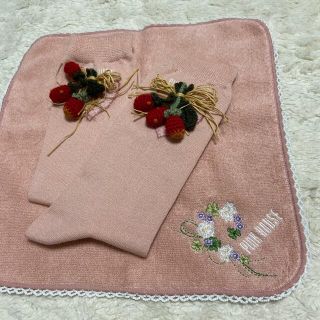 ピンクハウス(PINK HOUSE)のピンクハウス💖かわいい💕苺🍓モチーフソックス&白詰草刺繍タオルハンカチ新品(ハンカチ)