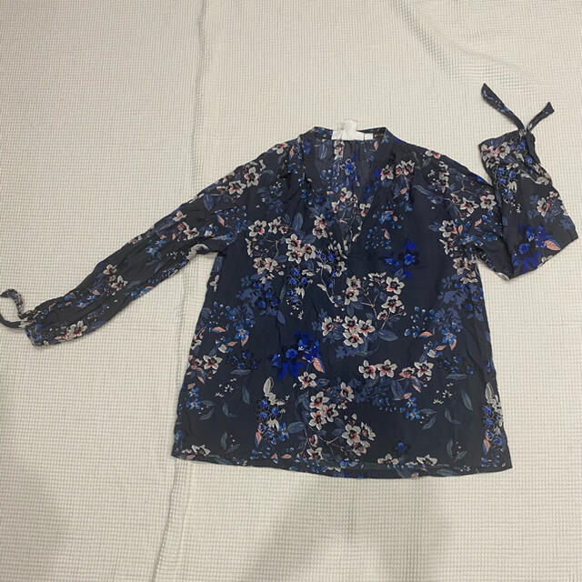 H&M(エイチアンドエム)の可愛い♡H&M 花柄トップス　サイズEUR40 レディースのトップス(カットソー(長袖/七分))の商品写真