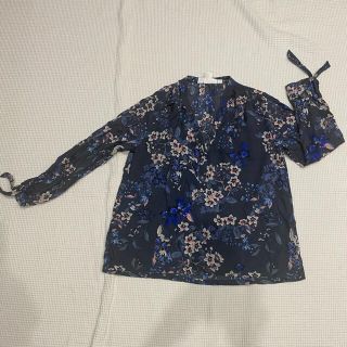 エイチアンドエム(H&M)の可愛い♡H&M 花柄トップス　サイズEUR40(カットソー(長袖/七分))