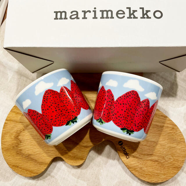 marimekko(マリメッコ)の【大人気完売品】マリメッコラテマグ2点マンシッカ ヴォレットライトブルー×レッド インテリア/住まい/日用品のキッチン/食器(食器)の商品写真