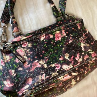 ジバンシィ(GIVENCHY)の美品　ジバンシー　パンドラ　ミディアム　フラワー　花柄　薔薇　黒(ショルダーバッグ)