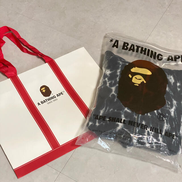 A BATHING APE(アベイシングエイプ)の【早い者勝ち‼️】a bathing ape bape shark 新品 レディースのトップス(パーカー)の商品写真