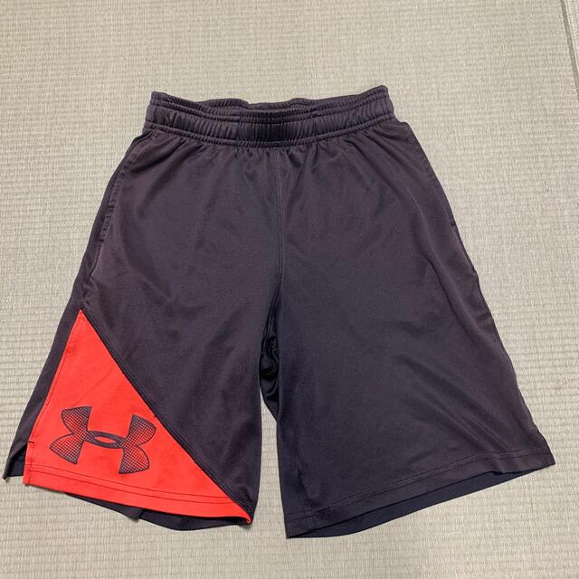 UNDER ARMOUR(アンダーアーマー)のアンダーアーマー　ハーフパンツ　黒　140cm YMD キッズ/ベビー/マタニティのキッズ服男の子用(90cm~)(パンツ/スパッツ)の商品写真