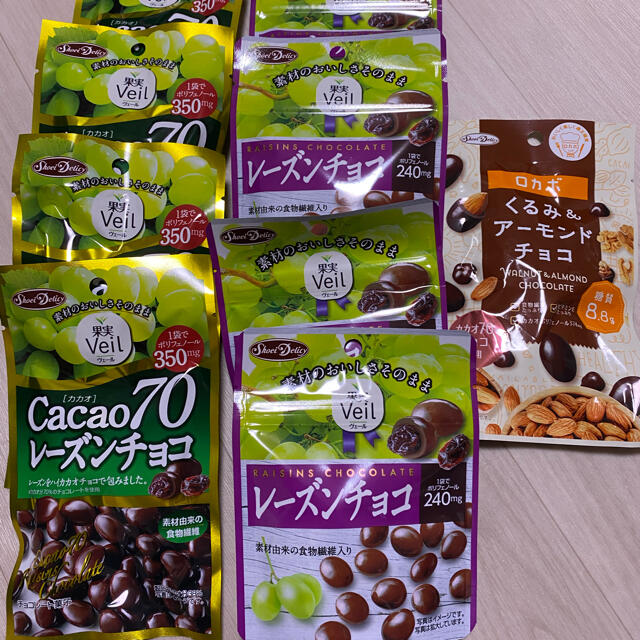 レーズンチョコ２種類×4袋+ロカボくるみ&アーモンド1袋 食品/飲料/酒の食品(菓子/デザート)の商品写真