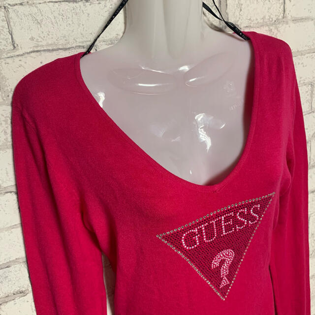 GUESS(ゲス)の【ラインストーン】GUESS ゲス/長袖ニット デコルテ ビッグロゴ  レディースのトップス(ニット/セーター)の商品写真