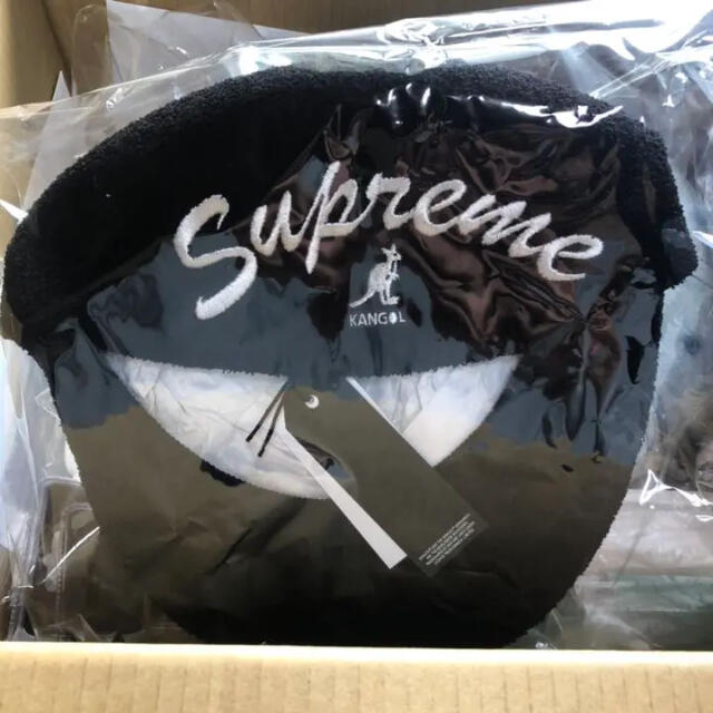 Supreme(シュプリーム)のsupreme kangol bermuda tweety様取置 黒 L メンズの帽子(ハンチング/ベレー帽)の商品写真