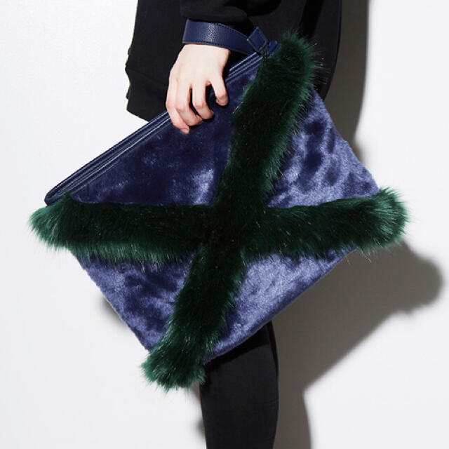 PAMEO POSE(パメオポーズ)のpameo pose   FAKE FUR CLUTCH BAG レディースのバッグ(クラッチバッグ)の商品写真