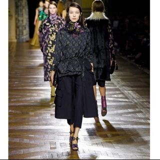 ドリスヴァンノッテン(DRIES VAN NOTEN)のドリスヴァンノッテン  巻きスカート　美品(ひざ丈スカート)