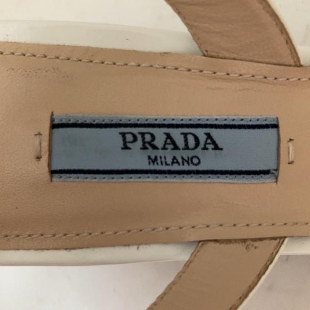 PRADA(プラダ)のプラダ 37 レディース - 白 スタッズ レディースの靴/シューズ(サンダル)の商品写真