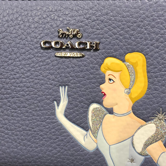 COACH(コーチ)のDISNEY✖︎COACH ミディアムID ジップウォレット　ウィズ　シンデレラ レディースのファッション小物(財布)の商品写真