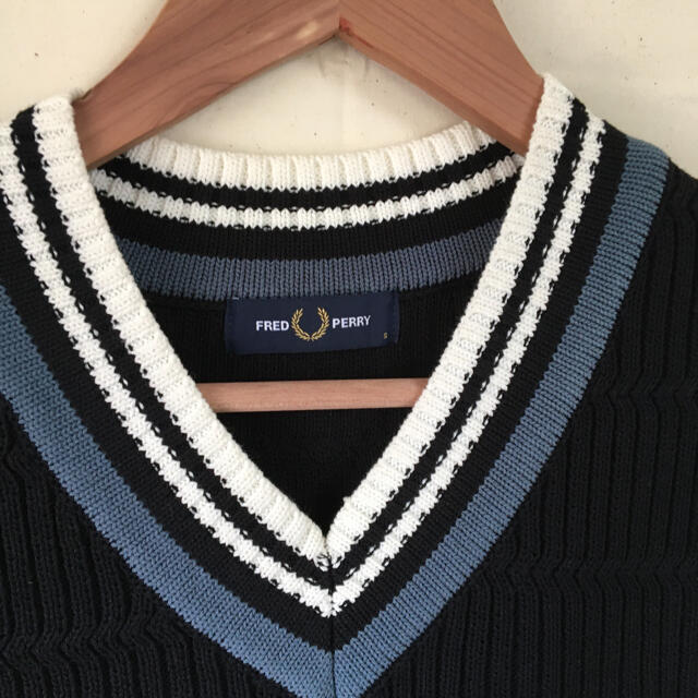 FRED PERRY(フレッドペリー)のフレッドペリー シェブロン チルデン ベスト メンズのトップス(ベスト)の商品写真