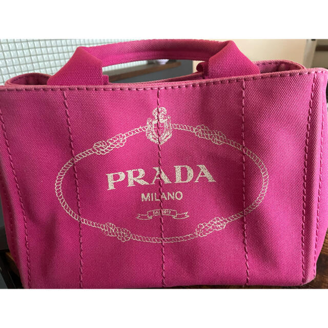 PRADA(プラダ)のプラダピンクカナパショルダーバッグ レディースのバッグ(ショルダーバッグ)の商品写真