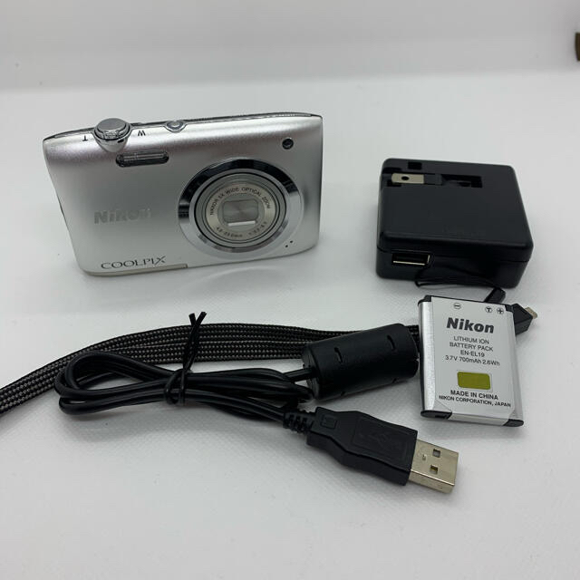 Nikon(ニコン)の　Nikon COOLPIX A100 シルバー　コンパクトデジタルカメラ スマホ/家電/カメラのカメラ(コンパクトデジタルカメラ)の商品写真