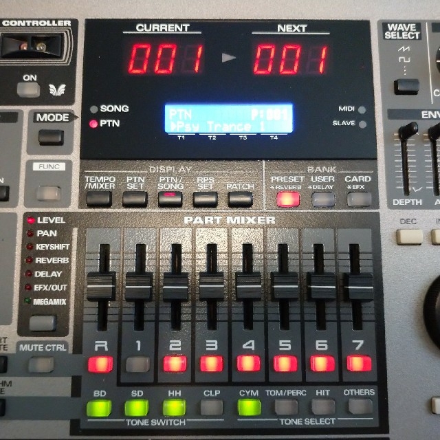 Roland(ローランド)のROLAND MC-505 Groovebox 楽器の鍵盤楽器(キーボード/シンセサイザー)の商品写真