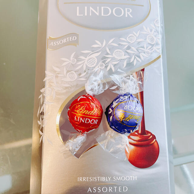 Lindt(リンツ)のリンツ30個＋おまけ3個セット 食品/飲料/酒の食品(菓子/デザート)の商品写真