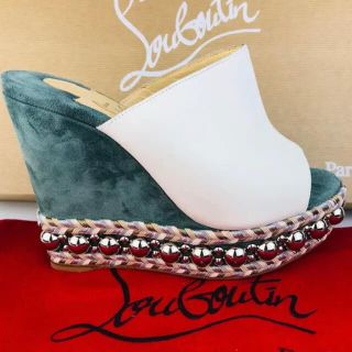 クリスチャンルブタン(Christian Louboutin)の新品未使用★クリスチャンルブタン・スエードレザースタッズサンダル（36）(サンダル)