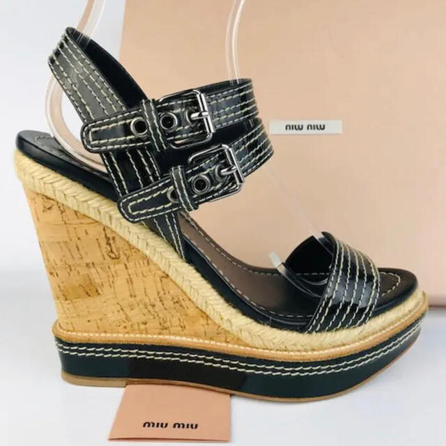 miumiu(ミュウミュウ)の美品★miu miu・パテントレザー アンクル ウェッジソールサンダル（37） レディースの靴/シューズ(サンダル)の商品写真