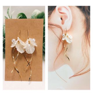 ふんわり花びら♡花びらとゴールドウェーブのピアス イヤリング(ピアス)