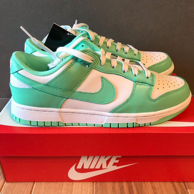 NIKE(ナイキ)の新品 NIKE WMNS DUNK LOW GREEN GLOW 27.5cm メンズの靴/シューズ(スニーカー)の商品写真