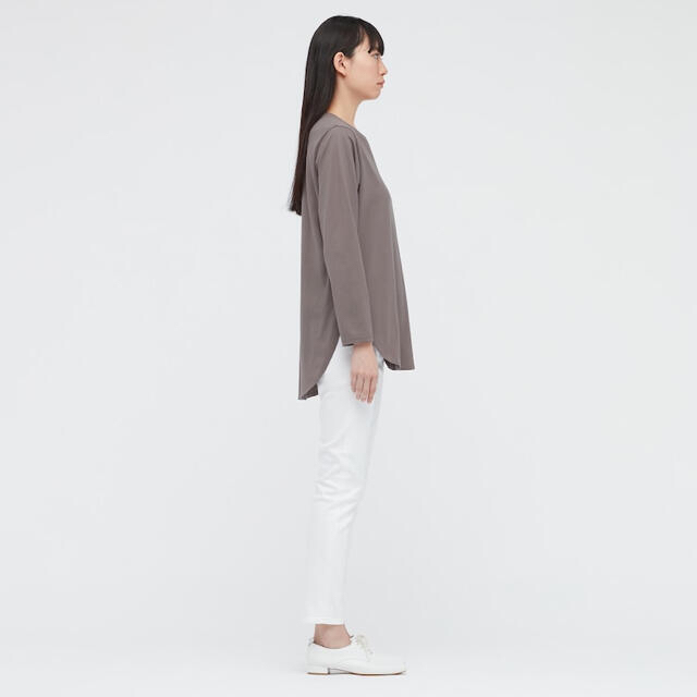 UNIQLO(ユニクロ)の【UNIQLO】コットンロングシャツテールT（長袖）/オフホワイト系 レディースのトップス(Tシャツ(長袖/七分))の商品写真