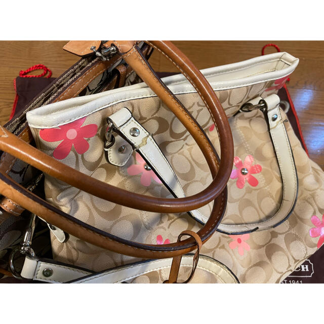 COACH(コーチ)のcoach 2個セット 保存袋付 ハンドバッグ ショルダーバッグ 花柄 レディースのバッグ(ハンドバッグ)の商品写真