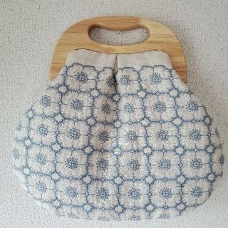 ミナペルホネン(mina perhonen)の一つのみ★ハンドメイド　Anemone　木の持ち手の2wayがま口バッグ(バッグ)