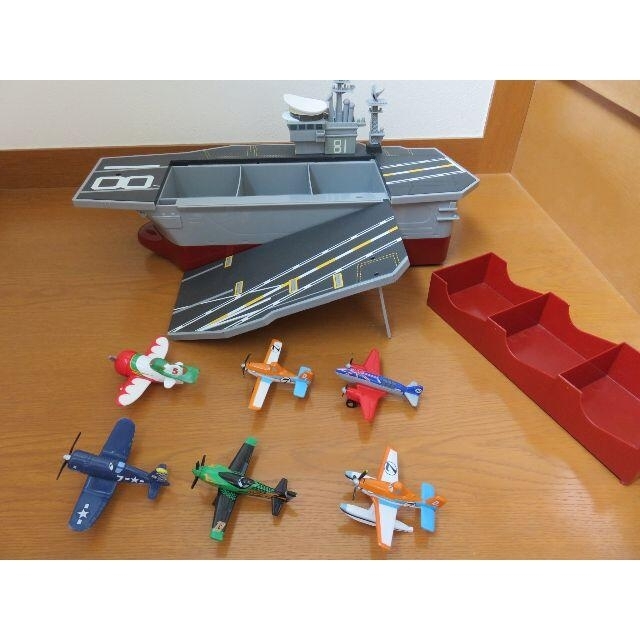 Takara Tomy(タカラトミー)のトミカ　プレーンズ　航空母艦フライゼンハワー&プレーンズ飛行機6機 エンタメ/ホビーのおもちゃ/ぬいぐるみ(ミニカー)の商品写真