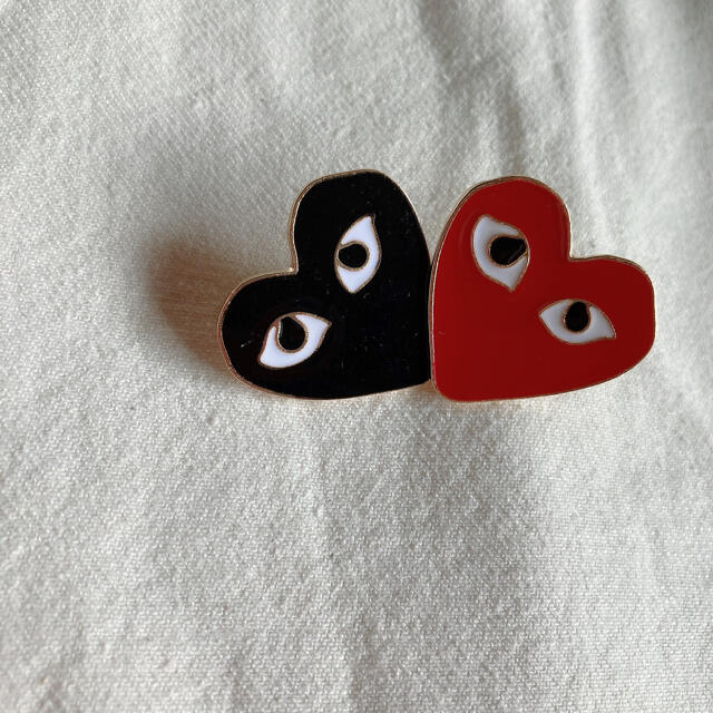 COMME des GARCONS(コムデギャルソン)のハート　ピン　ブローチ　二個組 レディースのアクセサリー(ブローチ/コサージュ)の商品写真