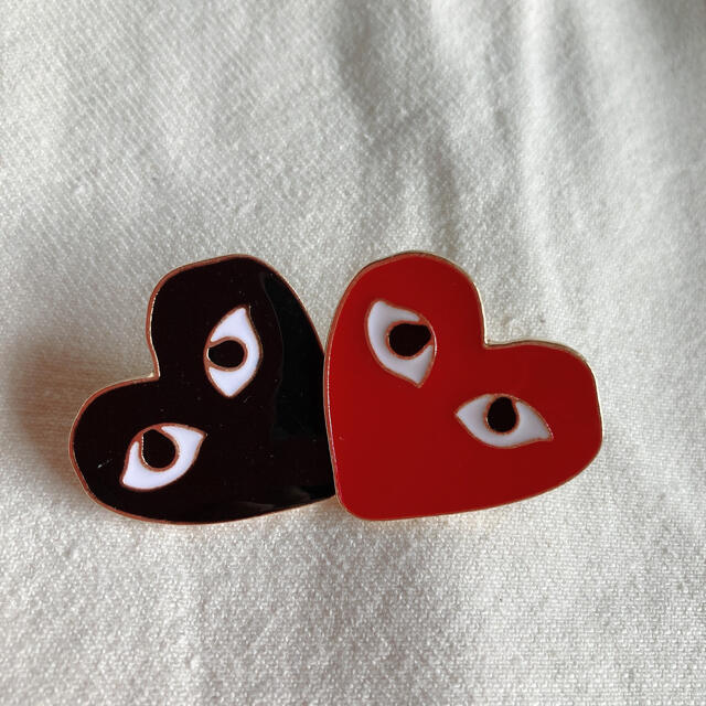 COMME des GARCONS(コムデギャルソン)のハート　ピン　ブローチ　二個組 レディースのアクセサリー(ブローチ/コサージュ)の商品写真