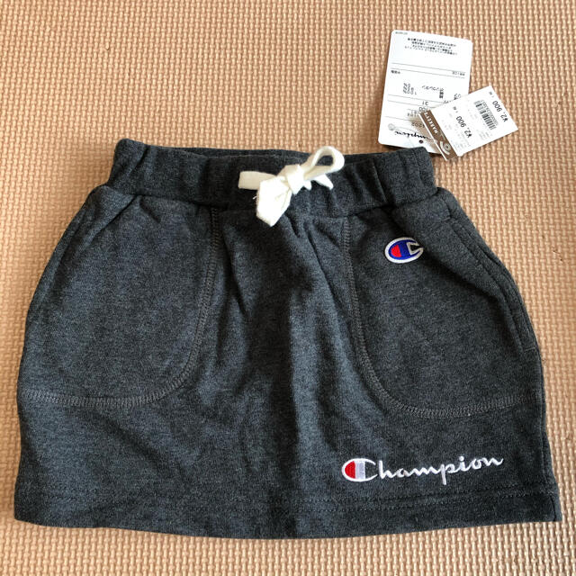 Champion(チャンピオン)の新品未使用 女の子 チャンピオンスカート グレー 100 キッズ/ベビー/マタニティのキッズ服女の子用(90cm~)(スカート)の商品写真