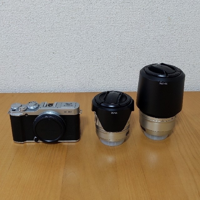 富士フイルム(フジフイルム)のFujifilm X-A1 ダブルズームレンズキット スマホ/家電/カメラのカメラ(ミラーレス一眼)の商品写真