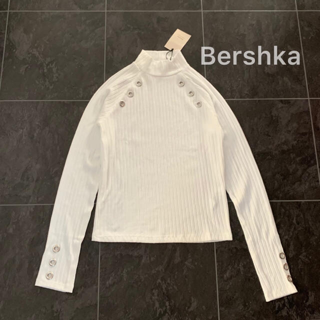 Bershka(ベルシュカ)の新品未使用タグ付♡Bershka♡ハイネック春ニット♡ホワイト レディースのトップス(ニット/セーター)の商品写真