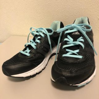 アディダス(adidas)のアディダス　スニーカー　ブラック＆水色　23.5(スニーカー)