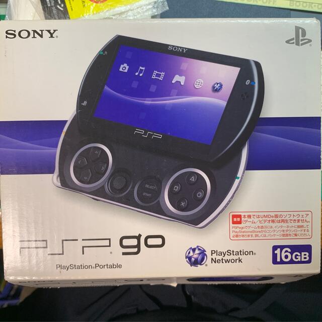 PlayStation Portable(プレイステーションポータブル)のPSPgo PSP-N1000PB  ハードケース付 エンタメ/ホビーのゲームソフト/ゲーム機本体(携帯用ゲーム機本体)の商品写真