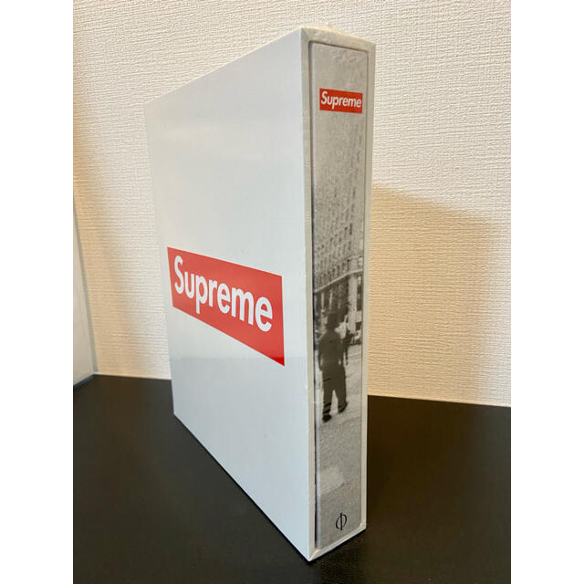 Supreme(シュプリーム)のポスター付き　Supreme ( Vol 2 ) Book  エンタメ/ホビーの雑誌(ファッション)の商品写真