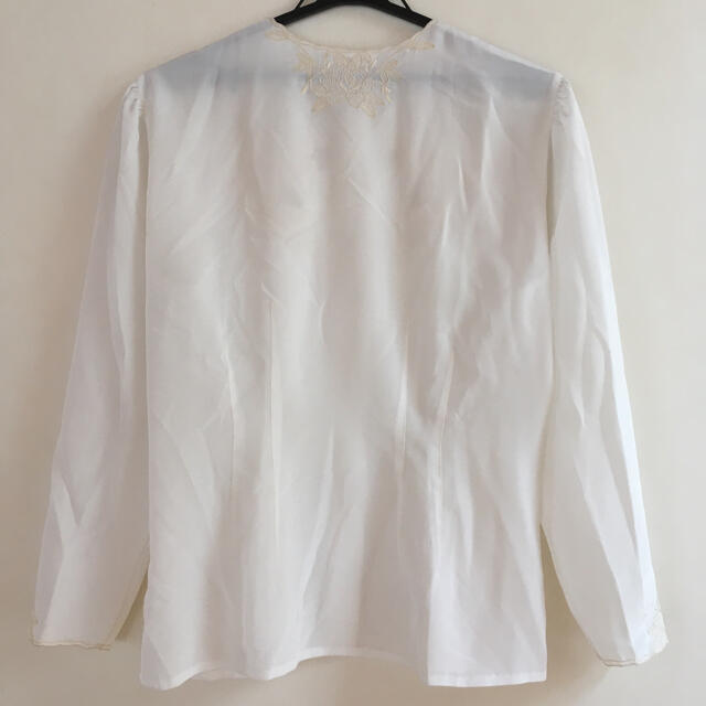ブラウス シャツ 長袖 ホワイト 白 花柄 刺繍 レディースのトップス(シャツ/ブラウス(長袖/七分))の商品写真