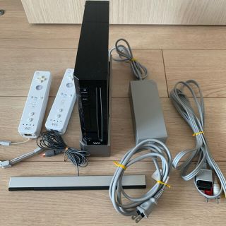 ウィー(Wii)のWii 本体　コントローラー付(家庭用ゲーム機本体)