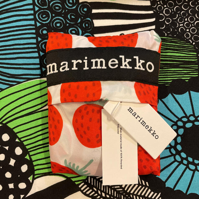 marimekko(マリメッコ)のmarimekko マリメッコ　マンシッカ イチゴ柄エコバッグ　新品送料込 レディースのバッグ(エコバッグ)の商品写真