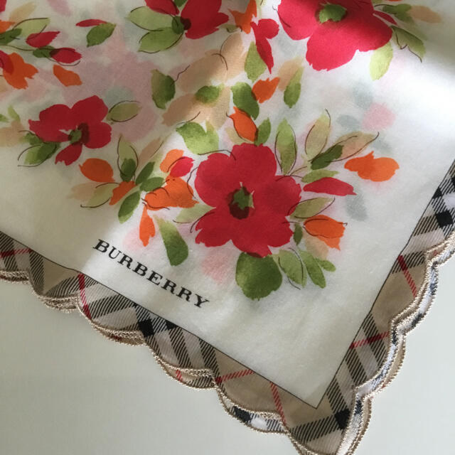 BURBERRY(バーバリー)のBURBERRY⭐ハンカチ 花柄 チェック レディースのファッション小物(ハンカチ)の商品写真