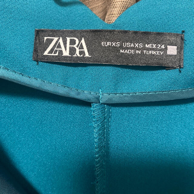 ZARA(ザラ)の※u様専用※【ZARA】ハイウエストパンツ　グリーン レディースのパンツ(クロップドパンツ)の商品写真