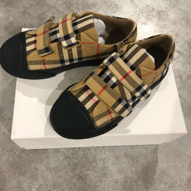 BURBERRY(バーバリー)のバーバリー  キッズ　シューズ キッズ/ベビー/マタニティのキッズ靴/シューズ(15cm~)(スニーカー)の商品写真