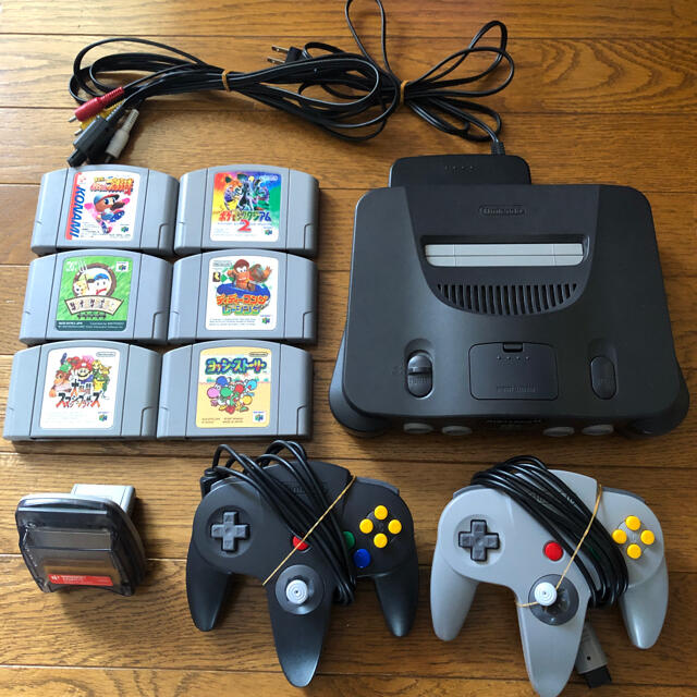 NINTENDO 64(ニンテンドウ64)のニンテンドー64 本体　コントローラー２つ　ソフト6本　64GBパック エンタメ/ホビーのゲームソフト/ゲーム機本体(家庭用ゲーム機本体)の商品写真