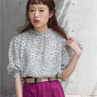 ダブルクローゼット(w closet)の「ダブルクロゼット」花柄シフォンシャーリングプルオーバー(シャツ/ブラウス(長袖/七分))