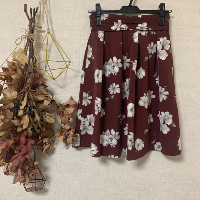 amelier MAJESTIC LEGON(アメリエルマジェスティックレゴン)の花柄スカート　清楚系スカート　赤 レディースのスカート(ひざ丈スカート)の商品写真