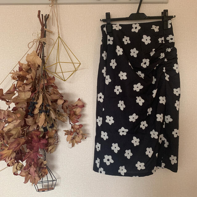 NICE CLAUP(ナイスクラップ)のタイトスカート　花柄　NICE CLAUP 春服　ガーリー レディースのスカート(ひざ丈スカート)の商品写真