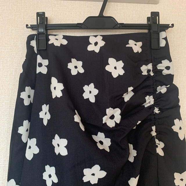 NICE CLAUP(ナイスクラップ)のタイトスカート　花柄　NICE CLAUP 春服　ガーリー レディースのスカート(ひざ丈スカート)の商品写真